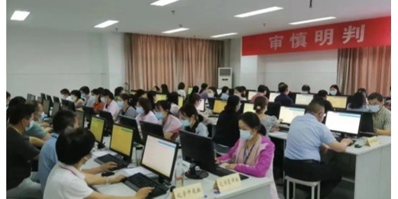 高考阅卷是非常严肃的工作  高考阅卷是非常严肃的工作。目前通行的“网上阅卷”，从制度设计到实际操作更加体现了公平公正。比如多数省阅卷教师要过“三关”，即资格关，凡是参加评卷工作的中学教师均必须是具有中教一级以上职称的骨干教师，科组长和题组长由学术水平高、教学经验丰富、具有副教授以上职称的大学教师担任，不符合以上资格的一律不得参加评卷；培训关，所有评卷教师都必须进行评分标准的培训，熟练掌握评分标准和要求，没有参加评分标准培训的一律不得参加评卷工作；考核关，所有评卷教师都必须通过考核，评卷前，每位评卷教师须在10份考核卷中至少通过7份，在评卷过程中还做不定期的考核，两项考核不过关，一律不得正式评卷。 正式评卷前，要先进行试评，根据评分参考以及考生答卷的实际情况，制定科学合理的评分细则，正式评卷时严格按照评分细则执行。阅卷一般实行“一人评一题”制度，保障评卷质量。对于语文和英语的作文，更是采取不同教师的“双评”制度，“双评”超过一定误差，则提交第三位教师进行“三评”，确保评卷准确有效。另外，还有严格的评卷质量监控程序，对评卷员的评卷质量进行全程检查、复查和修正，全程监督、纠正评卷教师评卷工作可能出现的宽严把握不一的现象。